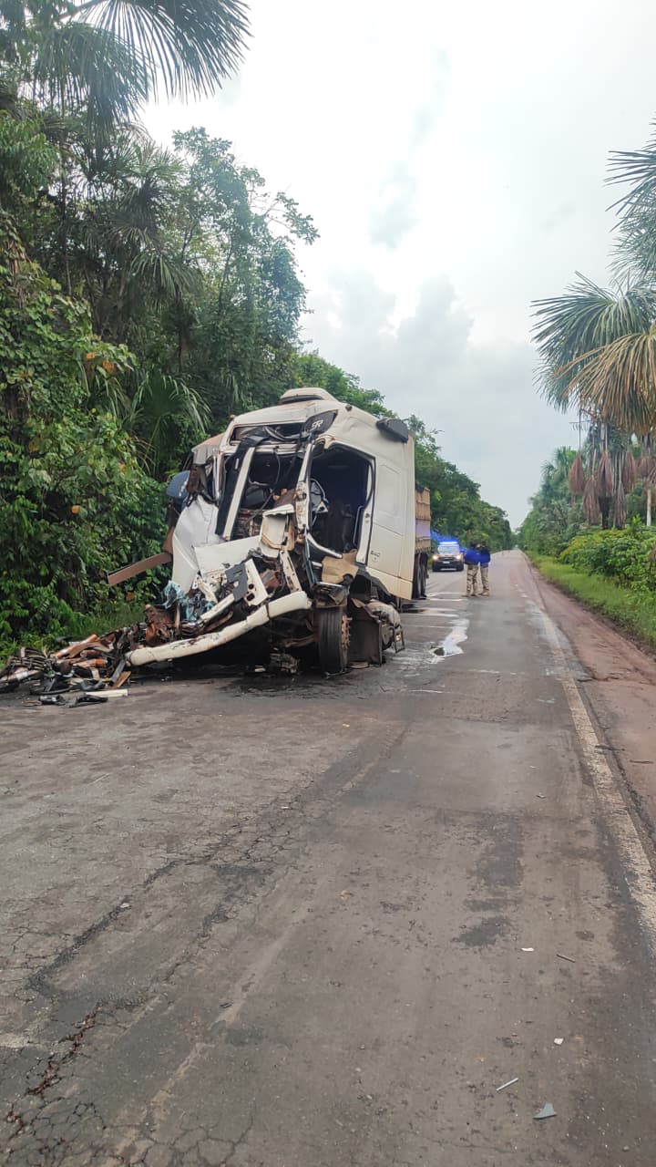 Colisão traseira entre caminhões deixa motorista preso às ferragens na BR-174