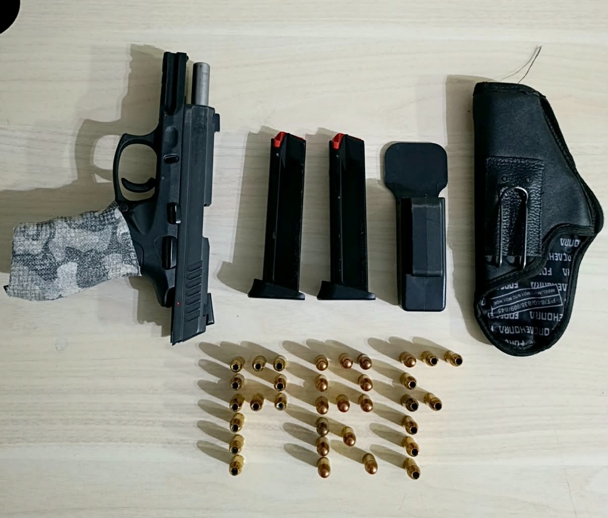 PRF apreende pistola e 33 munições com motorista na BR-432, no Cantá